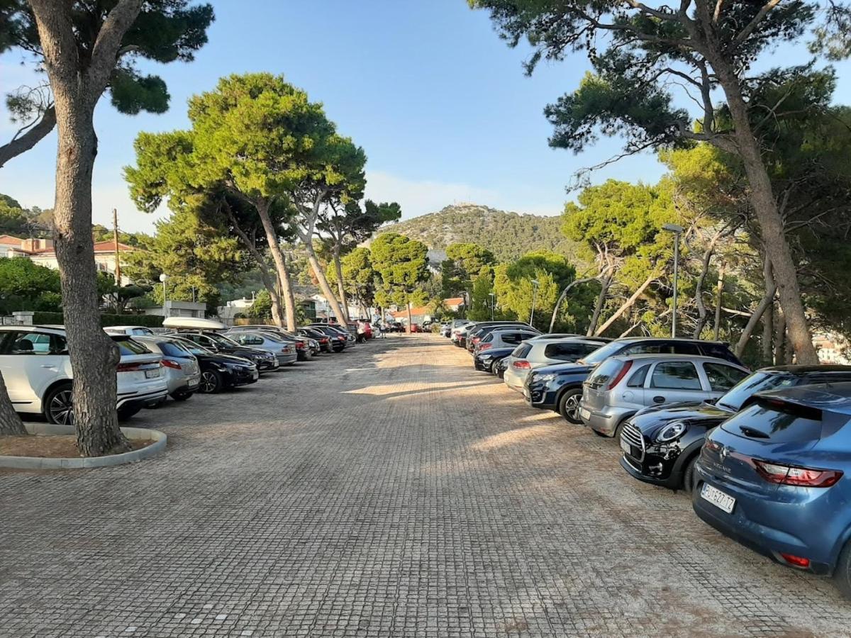 Jesliving Hvar - 2 Bedroom Elegant Apartment With Sea View In Historic Center Of Hvar Town Bagian luar foto