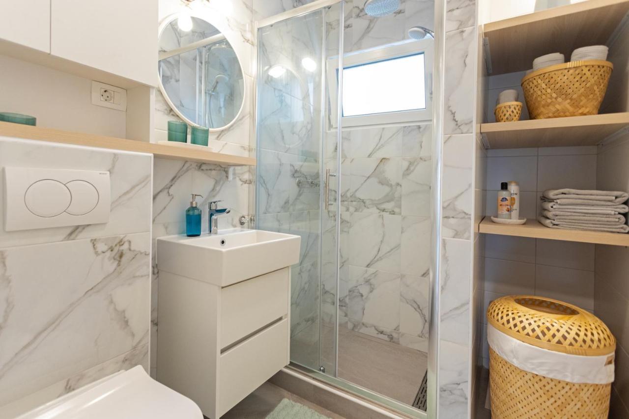 Jesliving Hvar - 2 Bedroom Elegant Apartment With Sea View In Historic Center Of Hvar Town Bagian luar foto