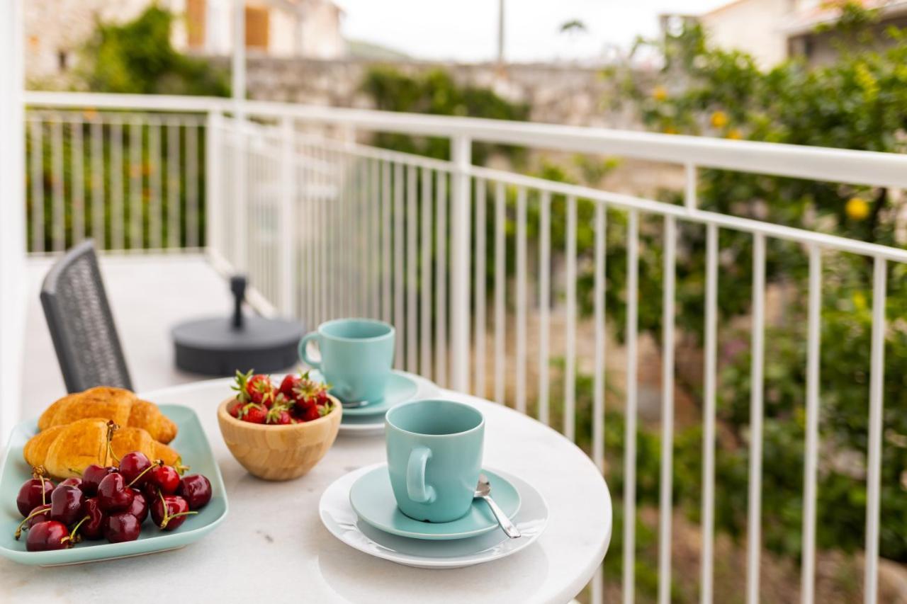 Jesliving Hvar - 2 Bedroom Elegant Apartment With Sea View In Historic Center Of Hvar Town Bagian luar foto