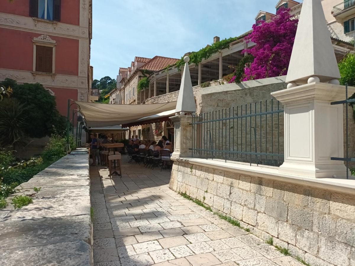 Jesliving Hvar - 2 Bedroom Elegant Apartment With Sea View In Historic Center Of Hvar Town Bagian luar foto