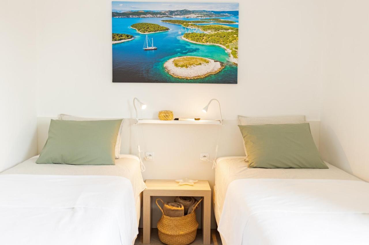 Jesliving Hvar - 2 Bedroom Elegant Apartment With Sea View In Historic Center Of Hvar Town Bagian luar foto