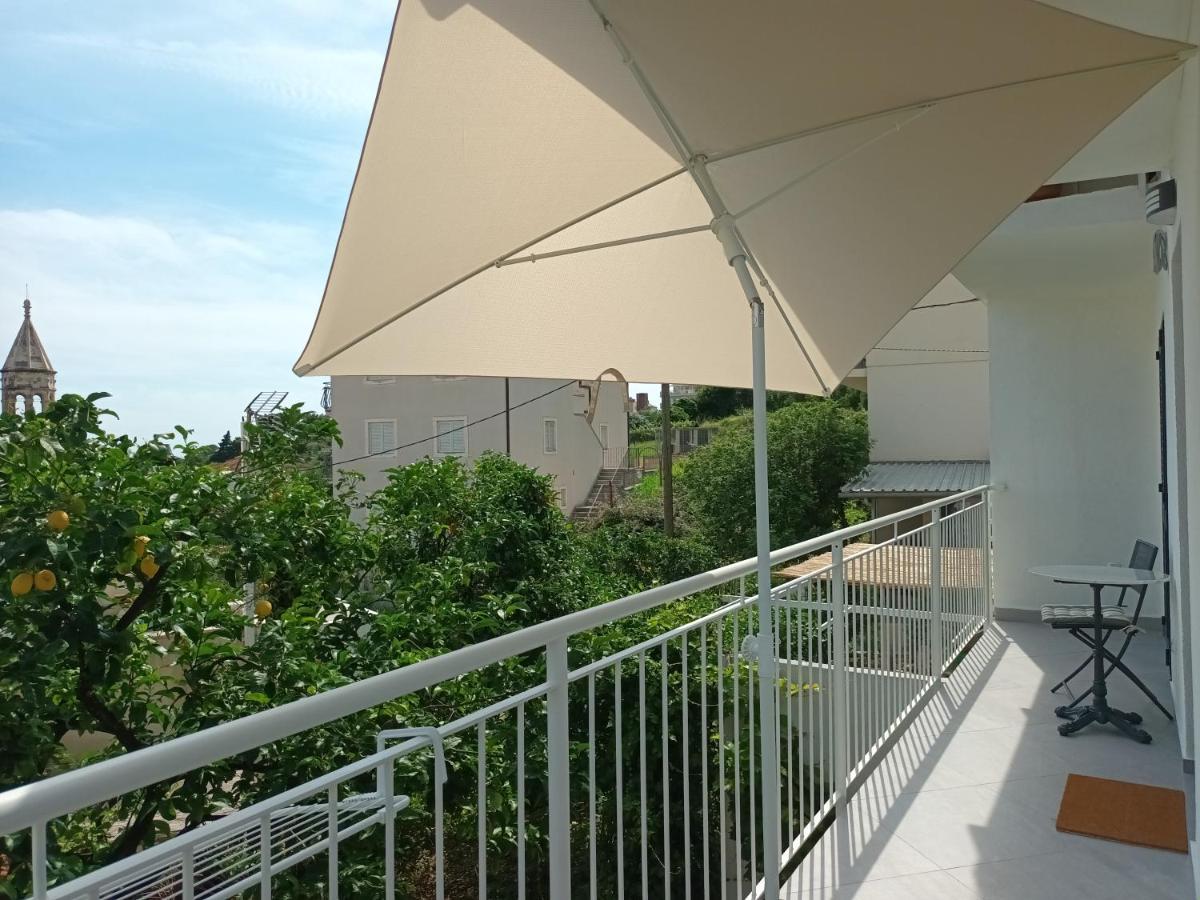 Jesliving Hvar - 2 Bedroom Elegant Apartment With Sea View In Historic Center Of Hvar Town Bagian luar foto