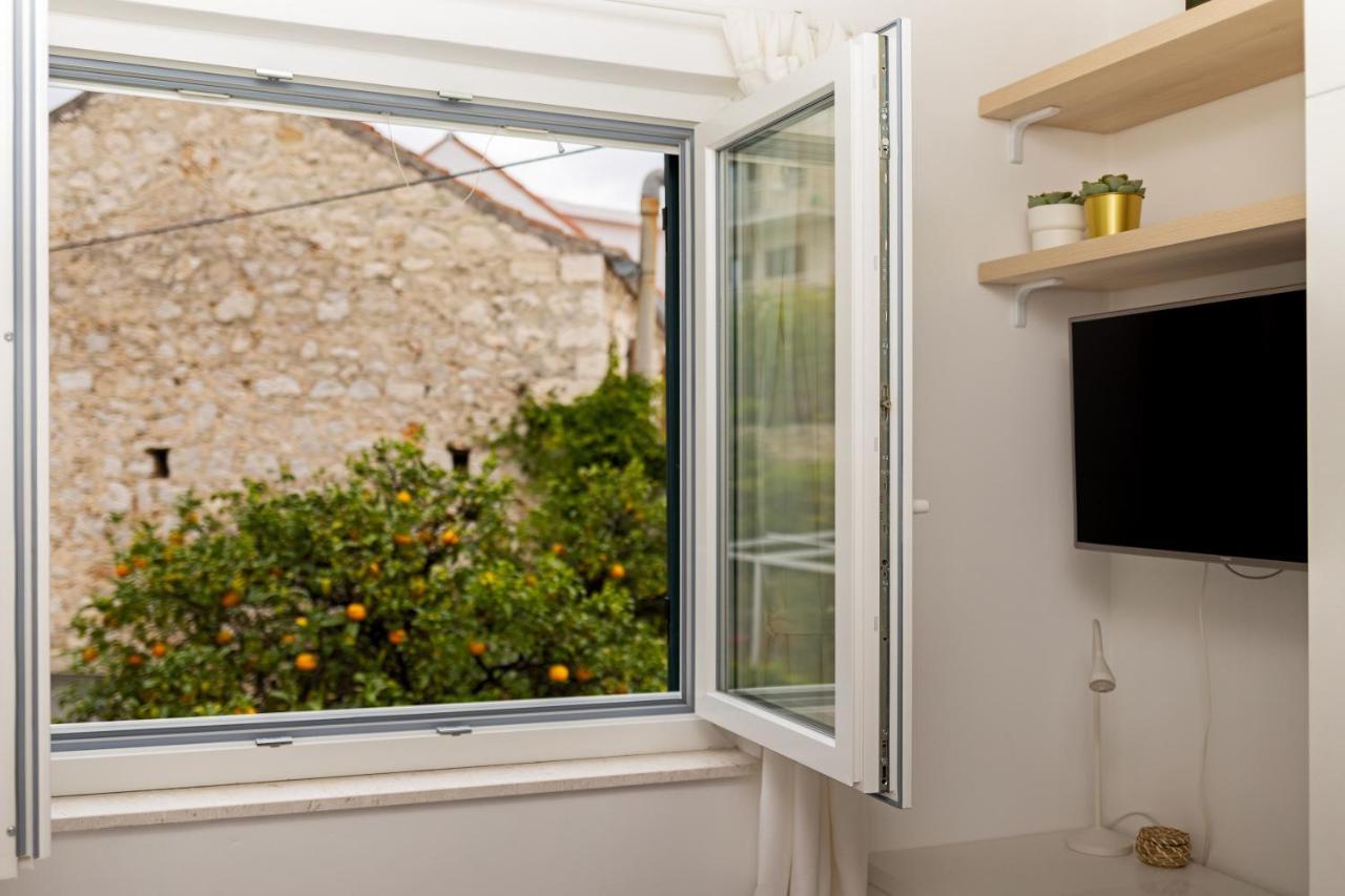 Jesliving Hvar - 2 Bedroom Elegant Apartment With Sea View In Historic Center Of Hvar Town Bagian luar foto