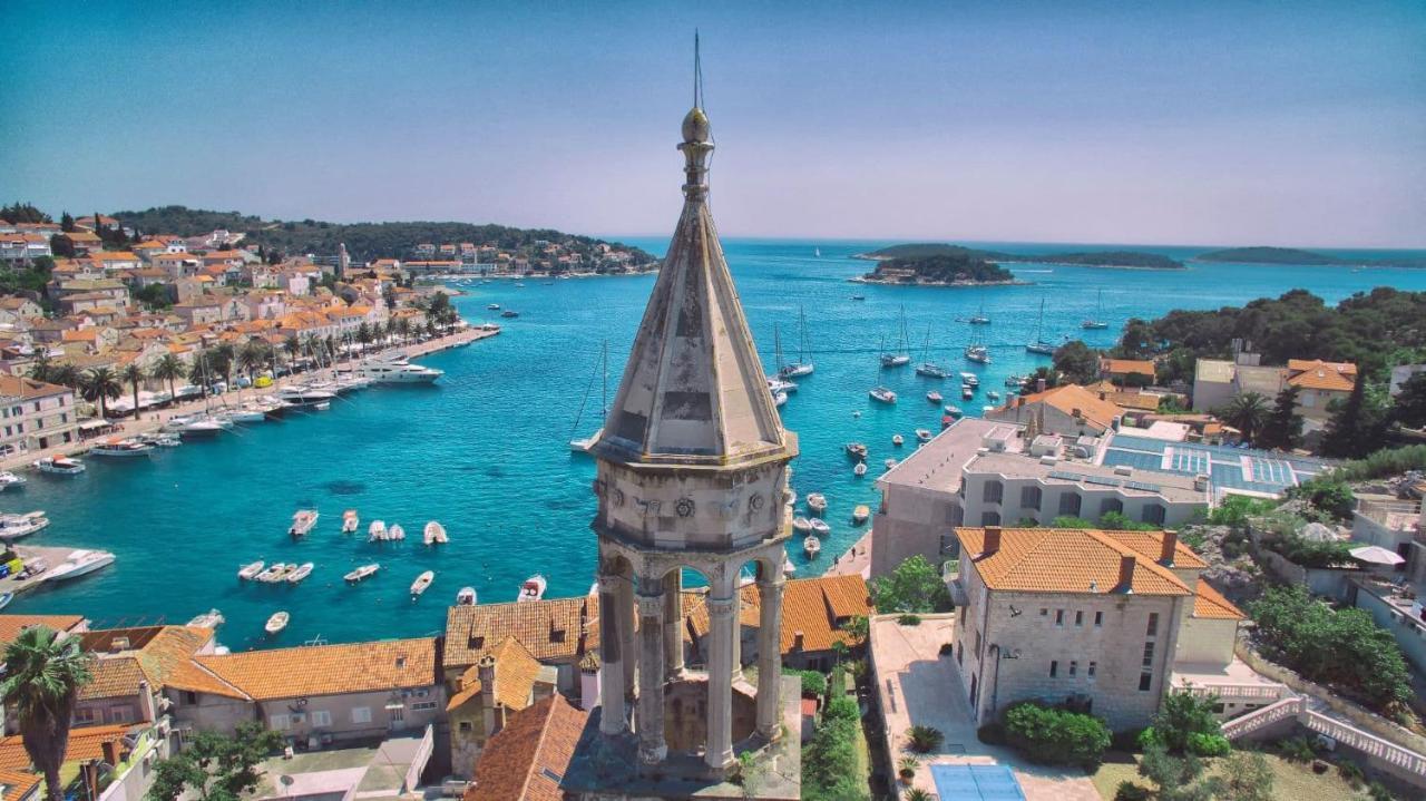 Jesliving Hvar - 2 Bedroom Elegant Apartment With Sea View In Historic Center Of Hvar Town Bagian luar foto