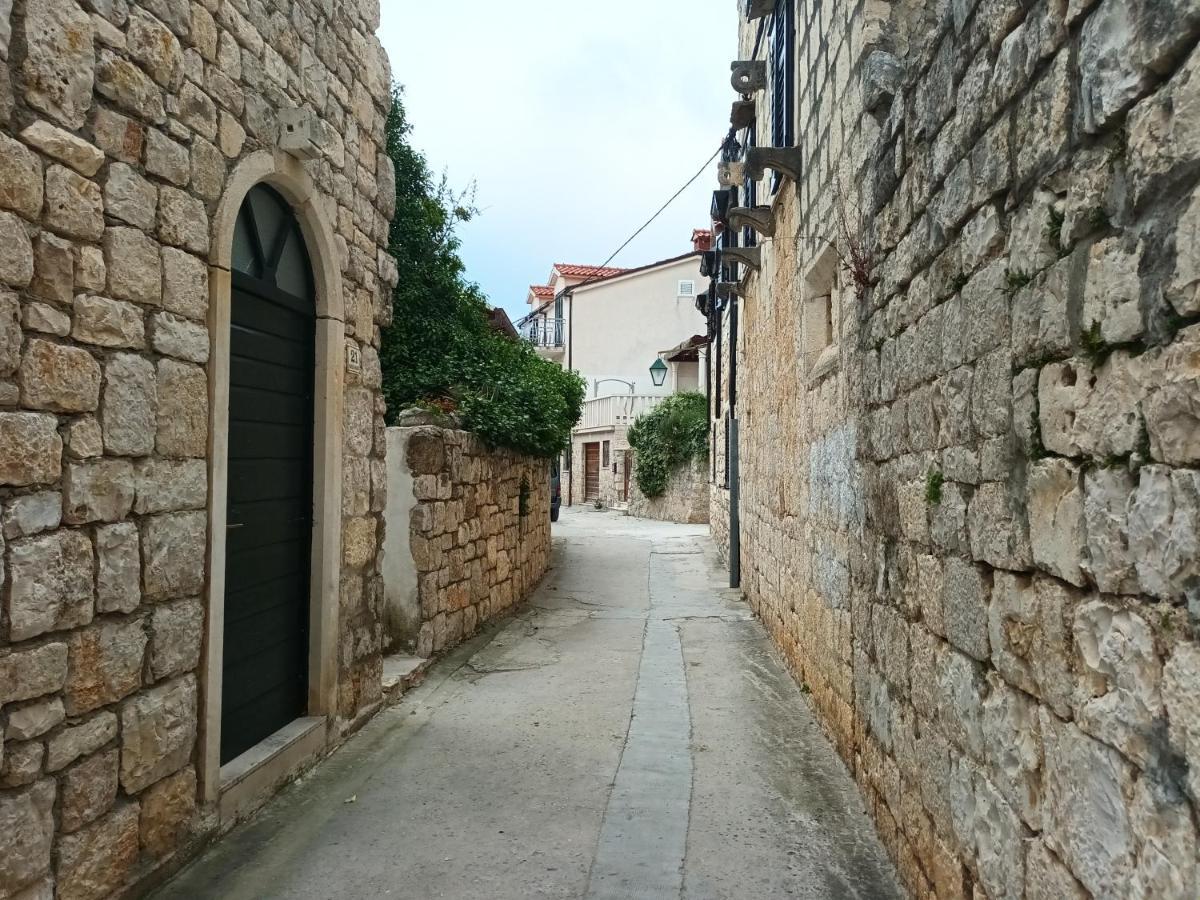 Jesliving Hvar - 2 Bedroom Elegant Apartment With Sea View In Historic Center Of Hvar Town Bagian luar foto