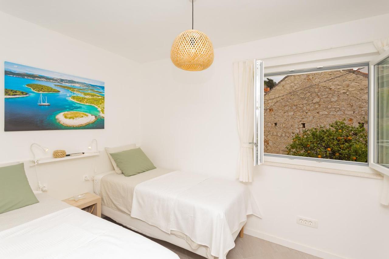 Jesliving Hvar - 2 Bedroom Elegant Apartment With Sea View In Historic Center Of Hvar Town Bagian luar foto