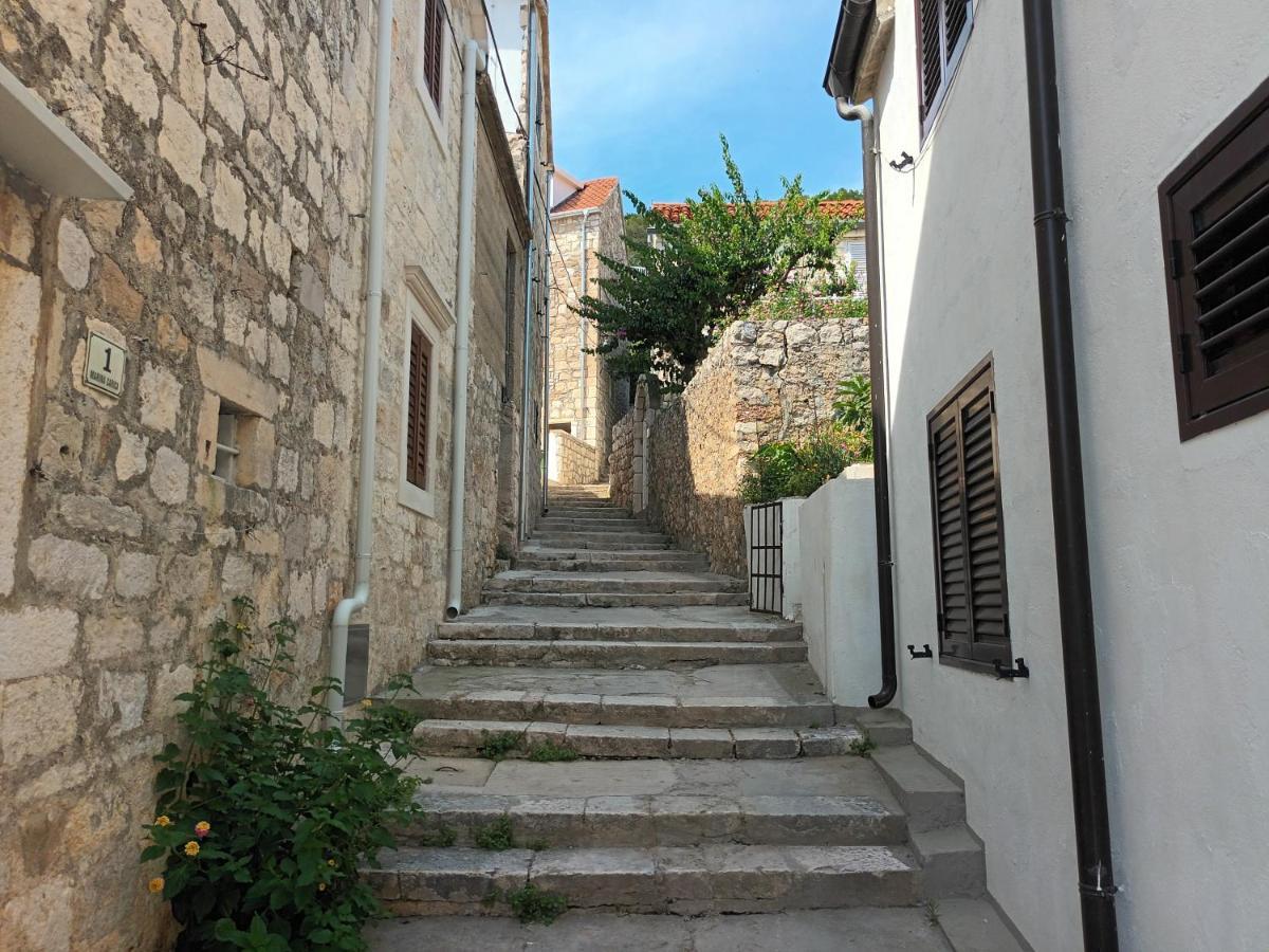 Jesliving Hvar - 2 Bedroom Elegant Apartment With Sea View In Historic Center Of Hvar Town Bagian luar foto