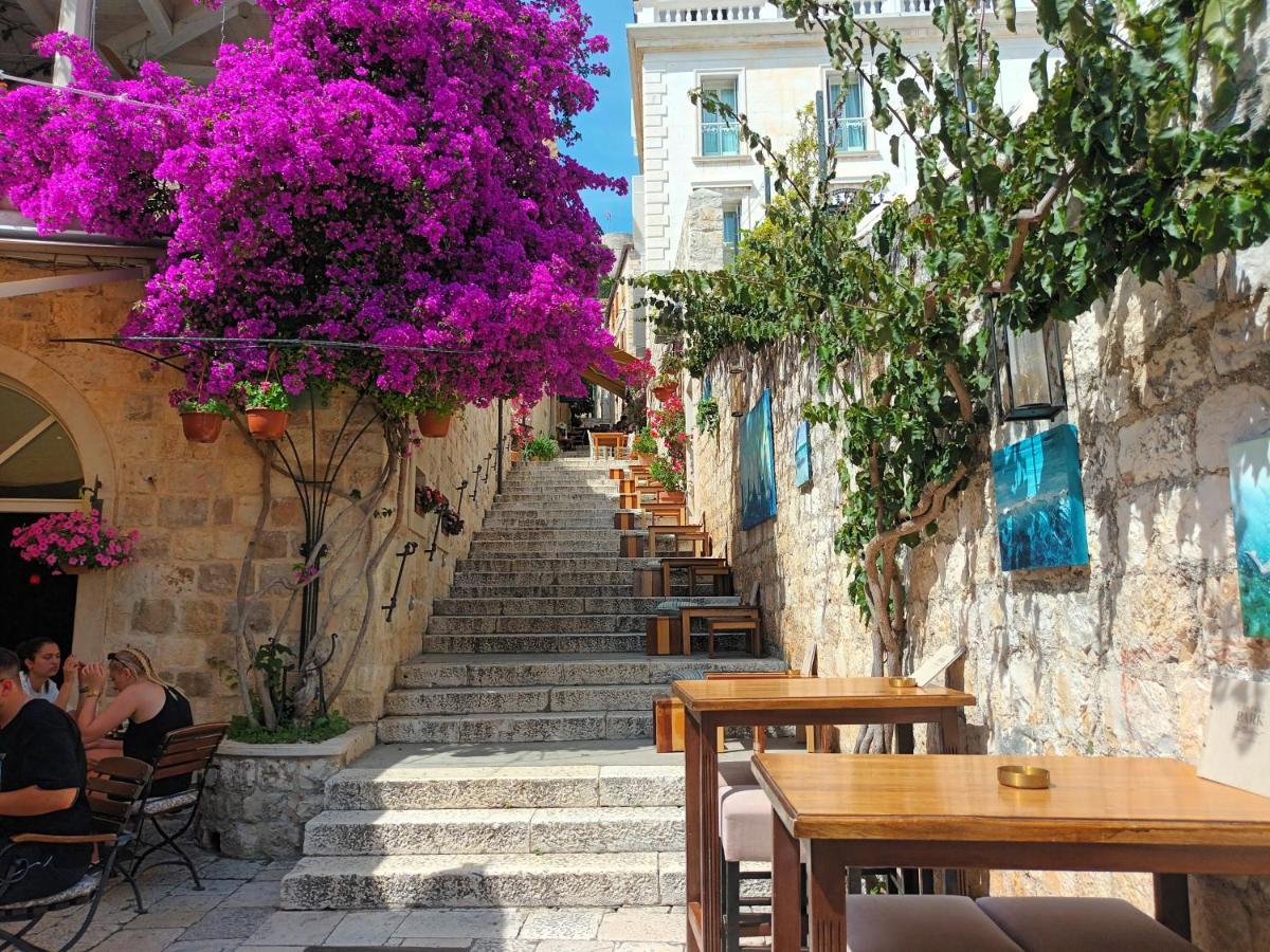 Jesliving Hvar - 2 Bedroom Elegant Apartment With Sea View In Historic Center Of Hvar Town Bagian luar foto