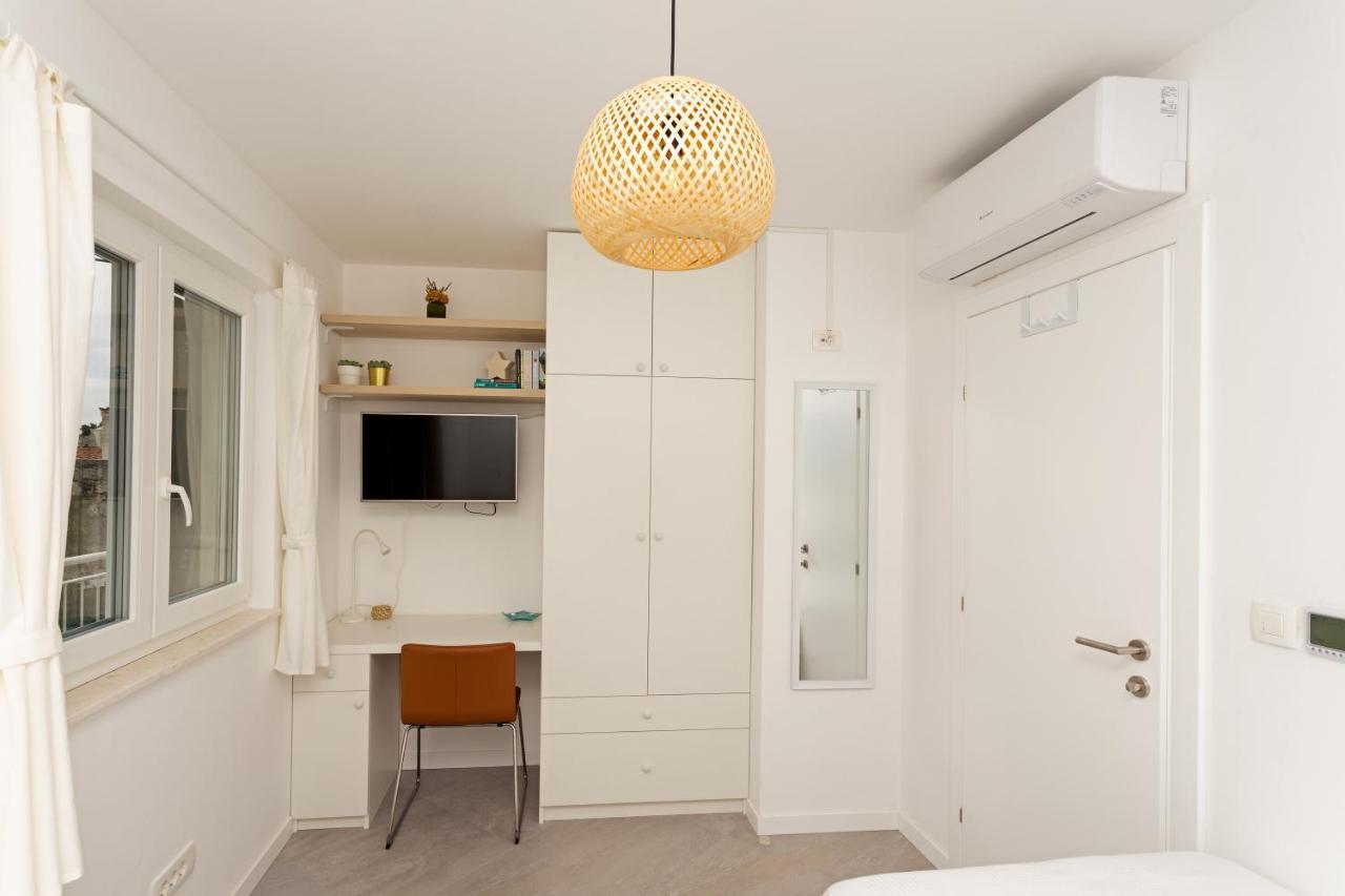 Jesliving Hvar - 2 Bedroom Elegant Apartment With Sea View In Historic Center Of Hvar Town Bagian luar foto