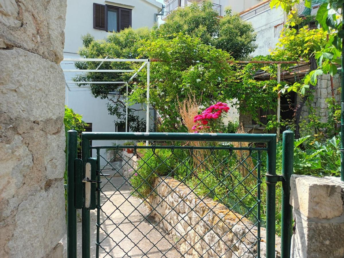 Jesliving Hvar - 2 Bedroom Elegant Apartment With Sea View In Historic Center Of Hvar Town Bagian luar foto