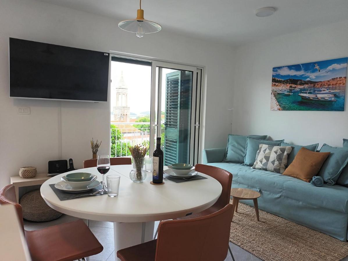 Jesliving Hvar - 2 Bedroom Elegant Apartment With Sea View In Historic Center Of Hvar Town Bagian luar foto