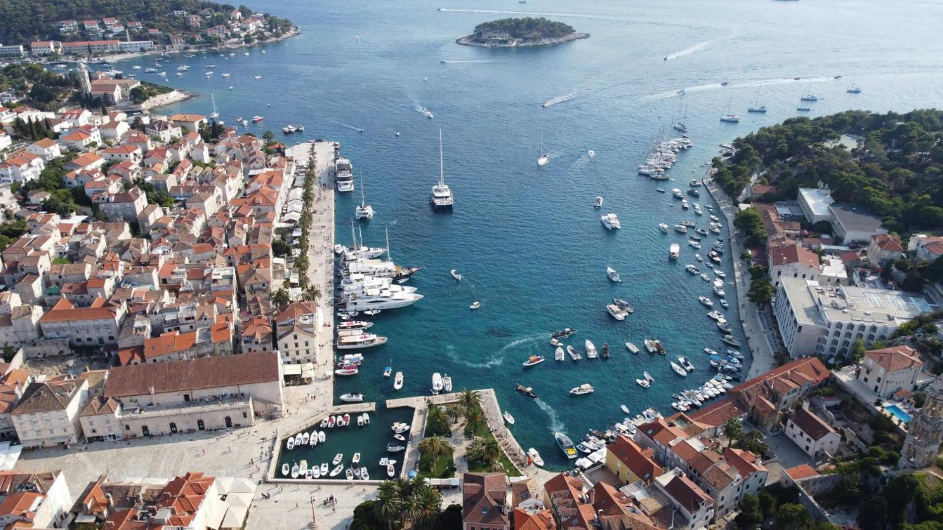 Jesliving Hvar - 2 Bedroom Elegant Apartment With Sea View In Historic Center Of Hvar Town Bagian luar foto