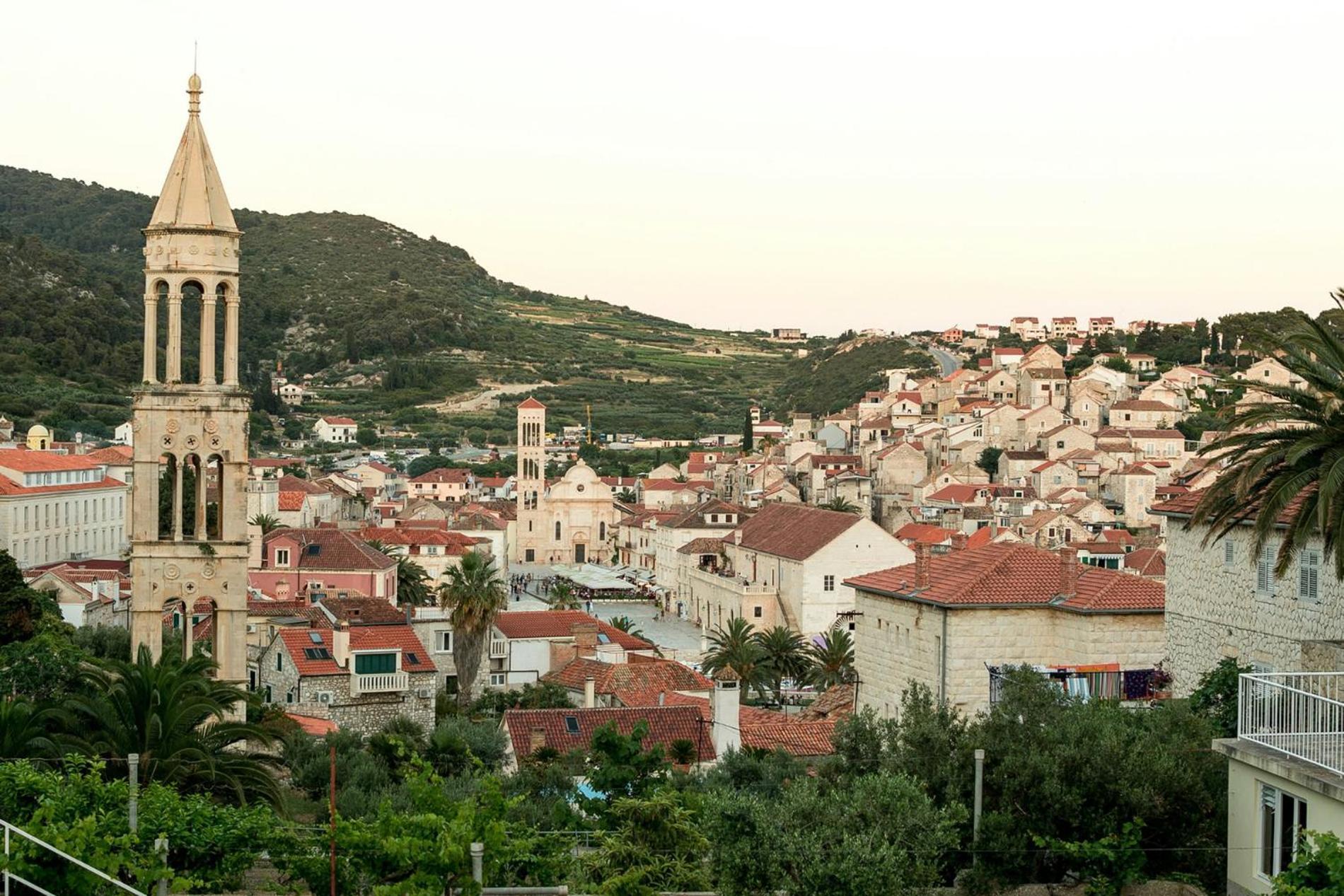 Jesliving Hvar - 2 Bedroom Elegant Apartment With Sea View In Historic Center Of Hvar Town Bagian luar foto