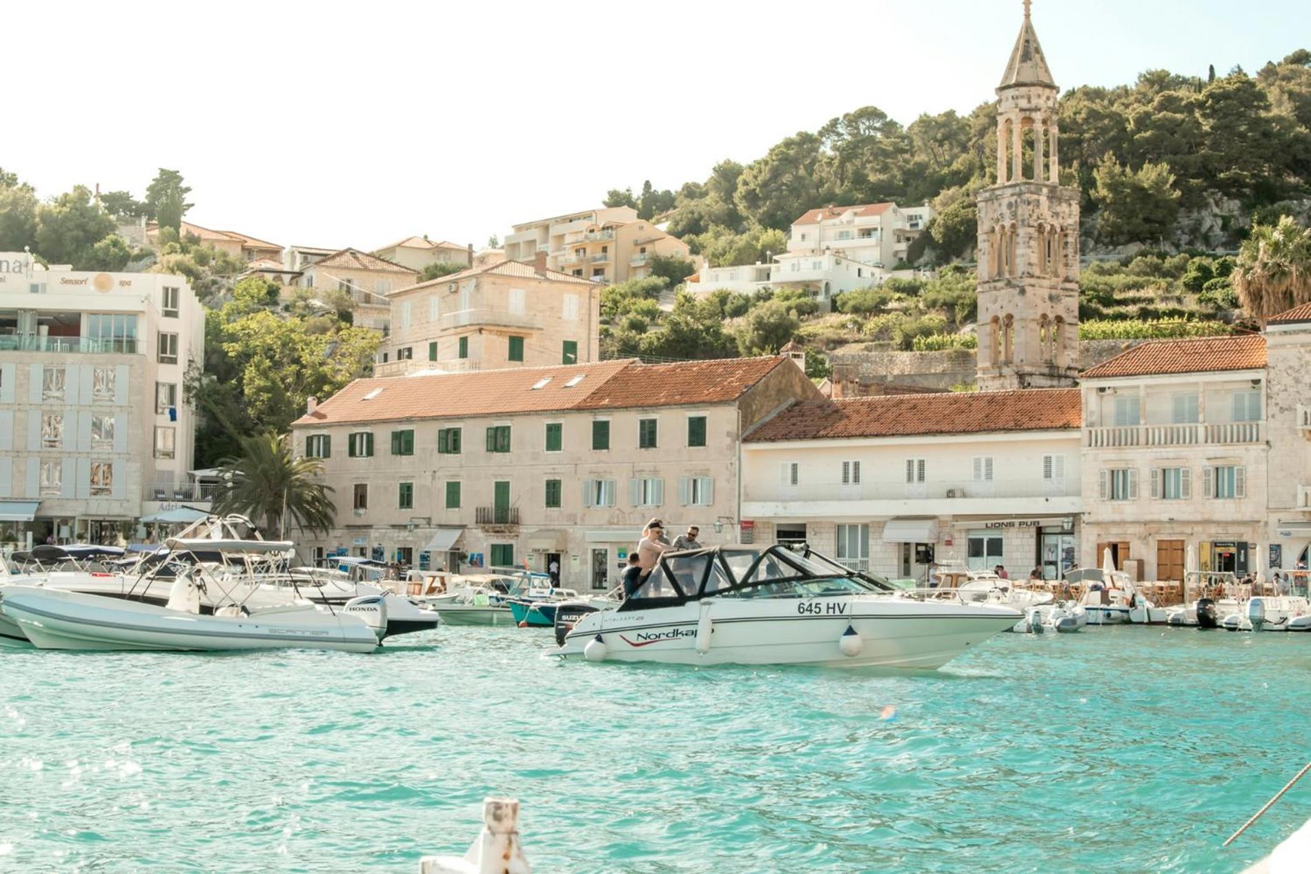 Jesliving Hvar - 2 Bedroom Elegant Apartment With Sea View In Historic Center Of Hvar Town Bagian luar foto