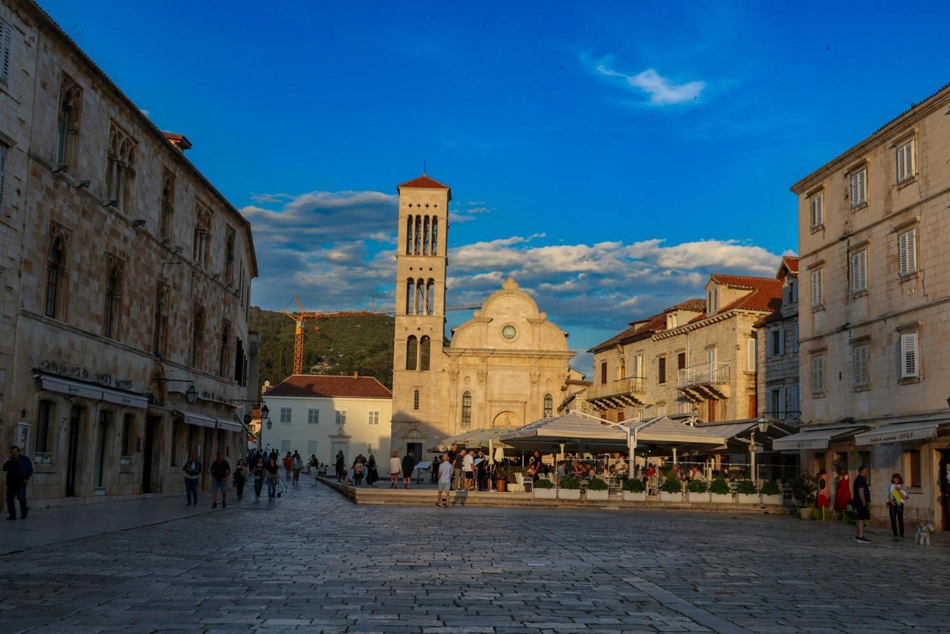 Jesliving Hvar - 2 Bedroom Elegant Apartment With Sea View In Historic Center Of Hvar Town Bagian luar foto